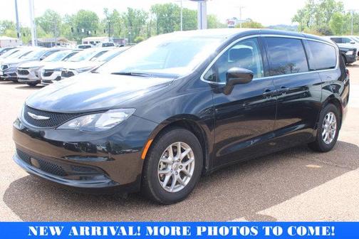 Brilliant Black Crystal Pearlcoat 2023 Chrysler Voyager LX