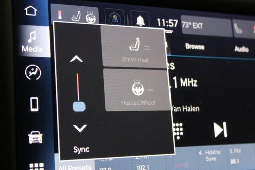 Brilliant Black Crystal Pearlcoat 2023 Chrysler Voyager LX