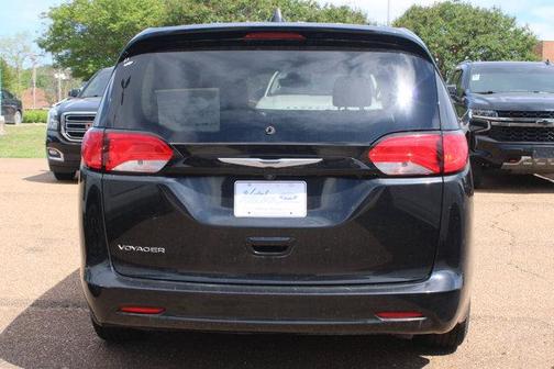 Brilliant Black Crystal Pearlcoat 2023 Chrysler Voyager LX