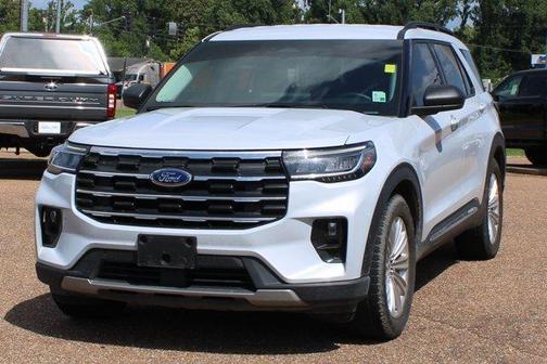 Space White Metallic 2025 Ford Explorer Active