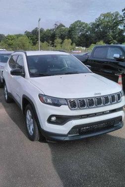Bright White Clearcoat 2024 Jeep Compass Latitude