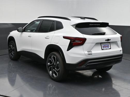Summit White 2026 Chevrolet Trax FWD 2RS