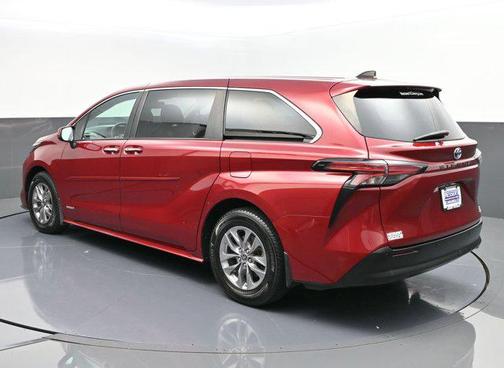 2021 Toyota Sienna XLE 8 Passenger