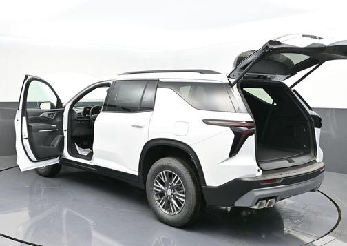 Summit White 2026 Chevrolet Traverse LT