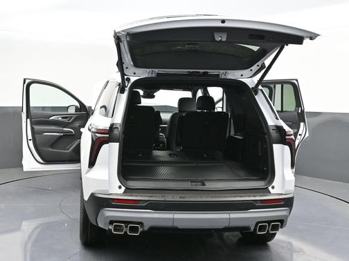Summit White 2026 Chevrolet Traverse LT