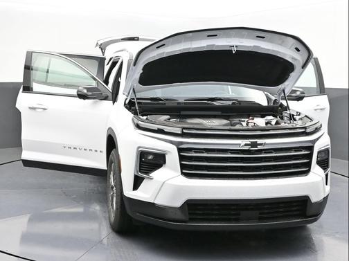 Summit White 2026 Chevrolet Traverse LT