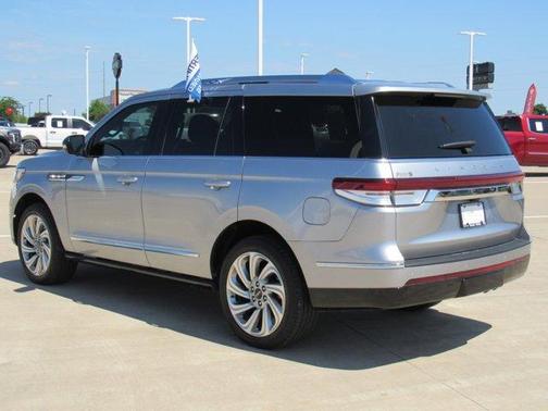 Radiance Metallic 2024 Lincoln Navigator Reserve