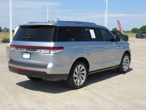 Radiance Metallic 2024 Lincoln Navigator Reserve