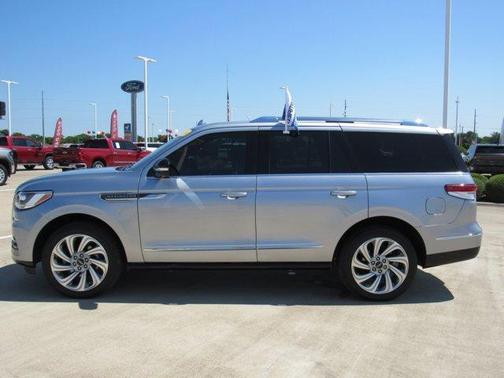 Radiance Metallic 2024 Lincoln Navigator Reserve