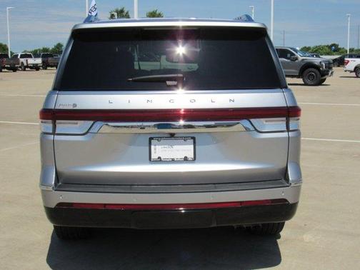 Radiance Metallic 2024 Lincoln Navigator Reserve