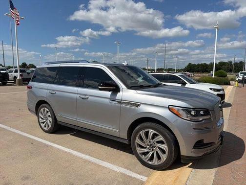 Radiance Metallic 2024 Lincoln Navigator Reserve