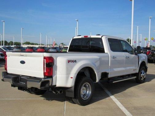 Star White 2026 Ford F-350 Lariat Super Duty