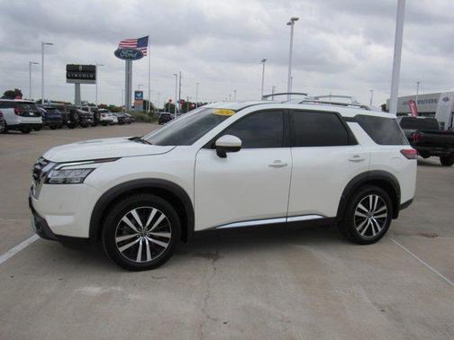 White 2024 Nissan Pathfinder Platinum