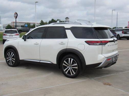 White 2024 Nissan Pathfinder Platinum