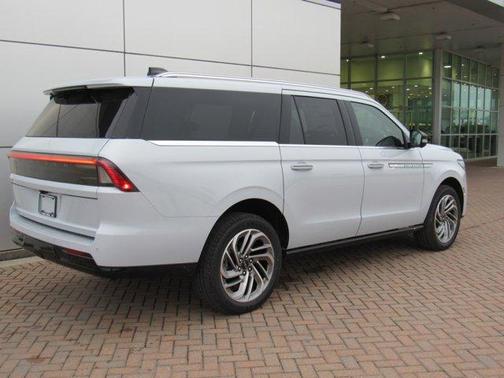 Crystal White Metallic 2026 Lincoln Navigator L Reserve