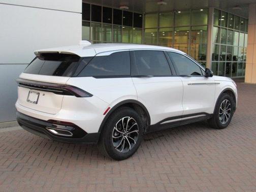 White Platinum Metallic 2026 Lincoln Nautilus Premiere
