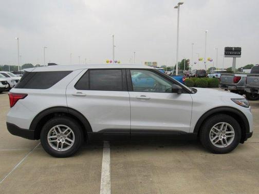 Space White Metallic 2026 Ford Explorer Active