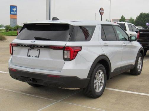 Space White Metallic 2026 Ford Explorer Active