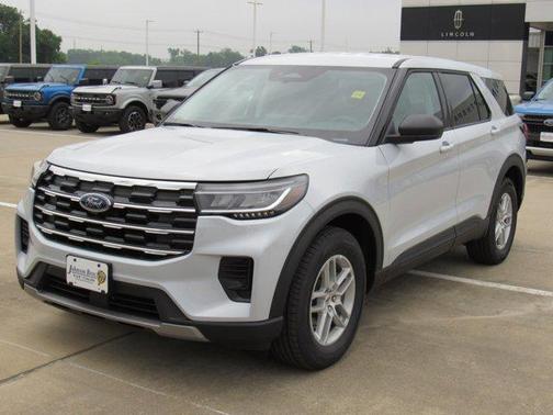 Space White Metallic 2026 Ford Explorer Active