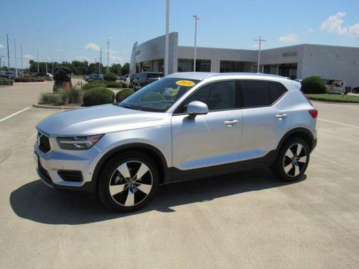 Bright Silver Metallic 2019 Volvo XC40 T5 Momentum