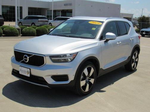 Bright Silver Metallic 2019 Volvo XC40 T5 Momentum