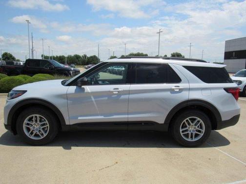 Space White Metallic 2026 Ford Explorer Active