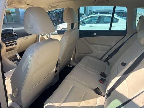 Deep Black 2014 Volkswagen Tiguan Auto SE