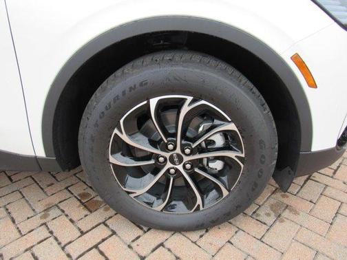 White Platinum 2026 Lincoln Nautilus Premiere