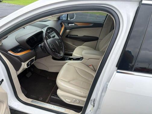 White Platinum Clearcoat Metallic 2018 Lincoln MKC Select