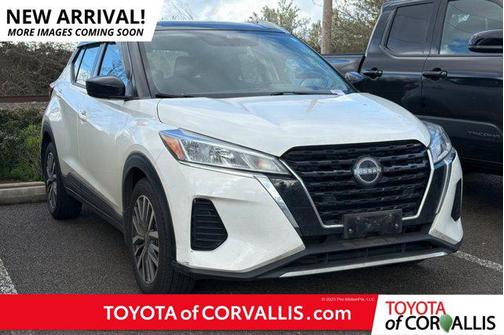Aspen White Tricoat/Super Black 2023 Nissan Kicks SV