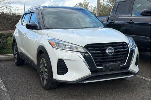 Aspen White Tricoat/Super Black 2023 Nissan Kicks SV