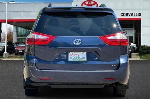 2018 Toyota Sienna LE