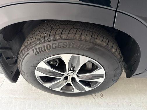 Midnight Black Metallic 2026 Toyota Highlander Hybrid XLE