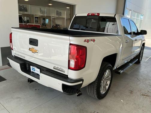 Iridescent Pearl Tricoat 2017 Chevrolet Silverado 1500 High Country