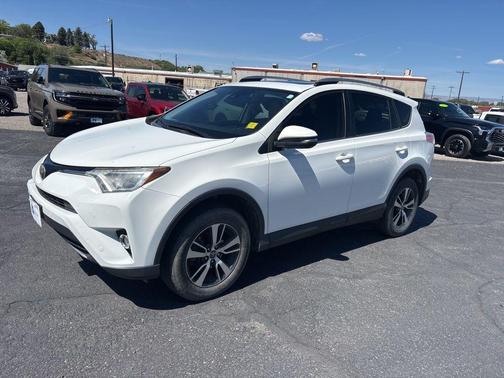 Super White 2018 Toyota RAV4 XLE