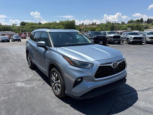 Moon Dust 2022 Toyota Highlander XLE