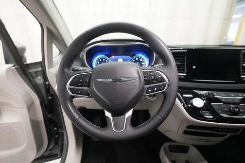 2023 Chrysler Pacifica Touring-L