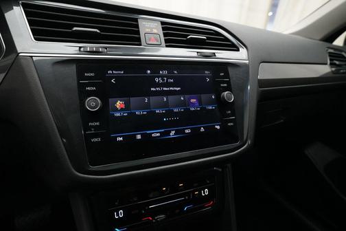 Deep Black Pearl Effect 2023 Volkswagen Tiguan 2.0T SE