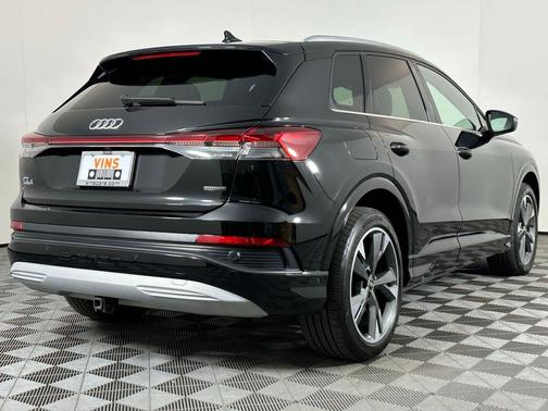 2022 Audi e-tron Premium Plus