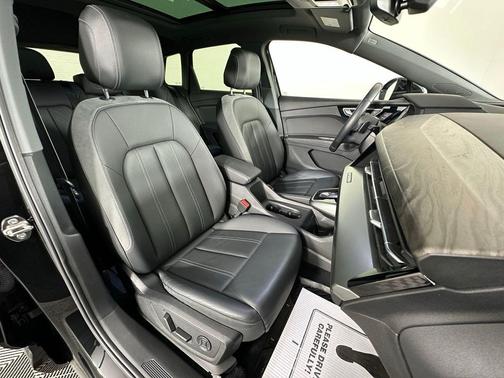 2022 Audi e-tron Premium Plus