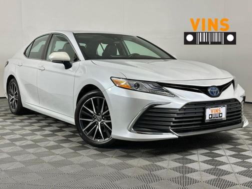 Wind Chill Pearl 2022 Toyota Camry Hybrid XLE Sedan