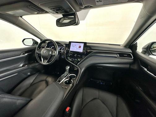 Wind Chill Pearl 2022 Toyota Camry Hybrid XLE