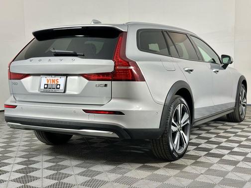 2025 Volvo V60 Cross Country Plus, B5 AWD Gas (mild hybrid)