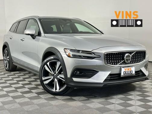 2025 Volvo V60 Cross Country Plus, B5 AWD Gas (mild hybrid)