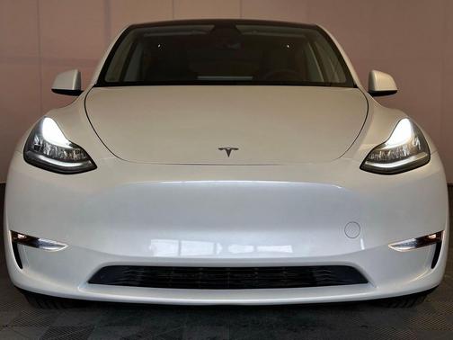 Pearl White Multi-Coat 2023 Tesla Model Y Long Range Dual Motor All-Wheel Drive