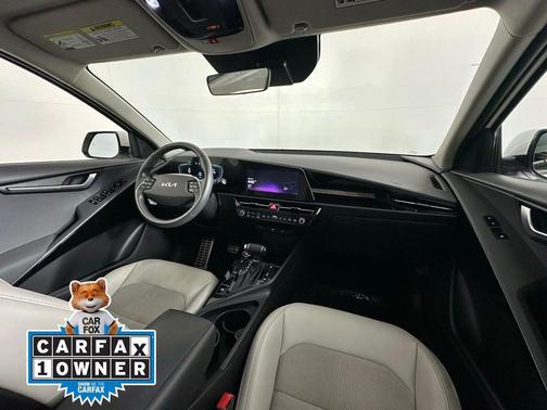 Snow White Pearl 2023 Kia Niro Touring