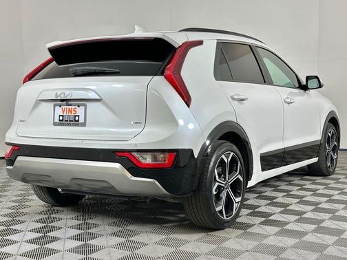 Snow White Pearl 2023 Kia Niro Touring