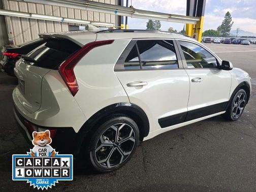 Snow White Pearl 2023 Kia Niro Touring