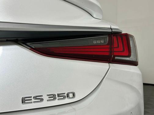 Eminent White Pearl 2022 Lexus ES 350 Base