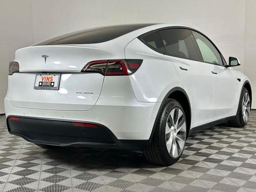 2022 Tesla Model Y Long Range Dual Motor All-Wheel Drive